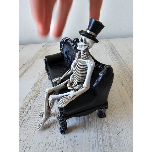 Skeleton couch statue top hat figurine Halloween decor black - Picture 3 of 8